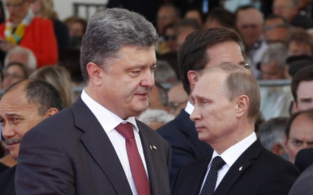 Tổng thống Ukraine Poroshenko (trái) và người đồng cấp Nga Putin trong lần gặp mặt đầu tiên tại lễ kỷ niệm ngày D-Day tháng 6 vừa qua.